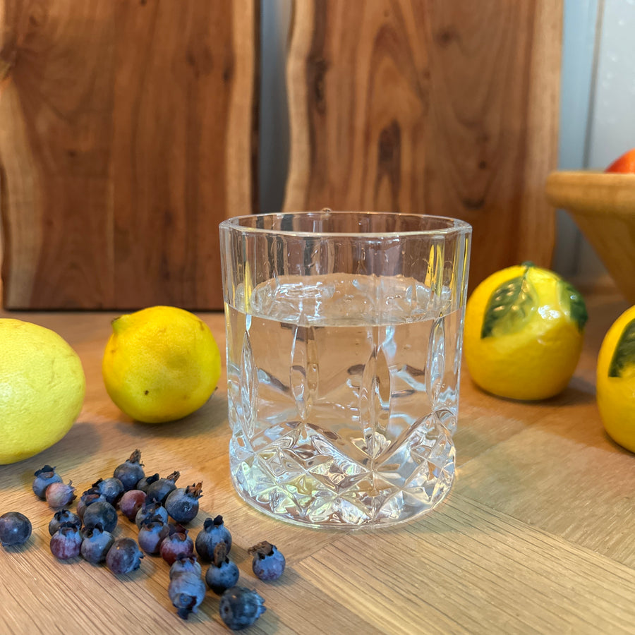 Fyld et glas med almindeligt vand