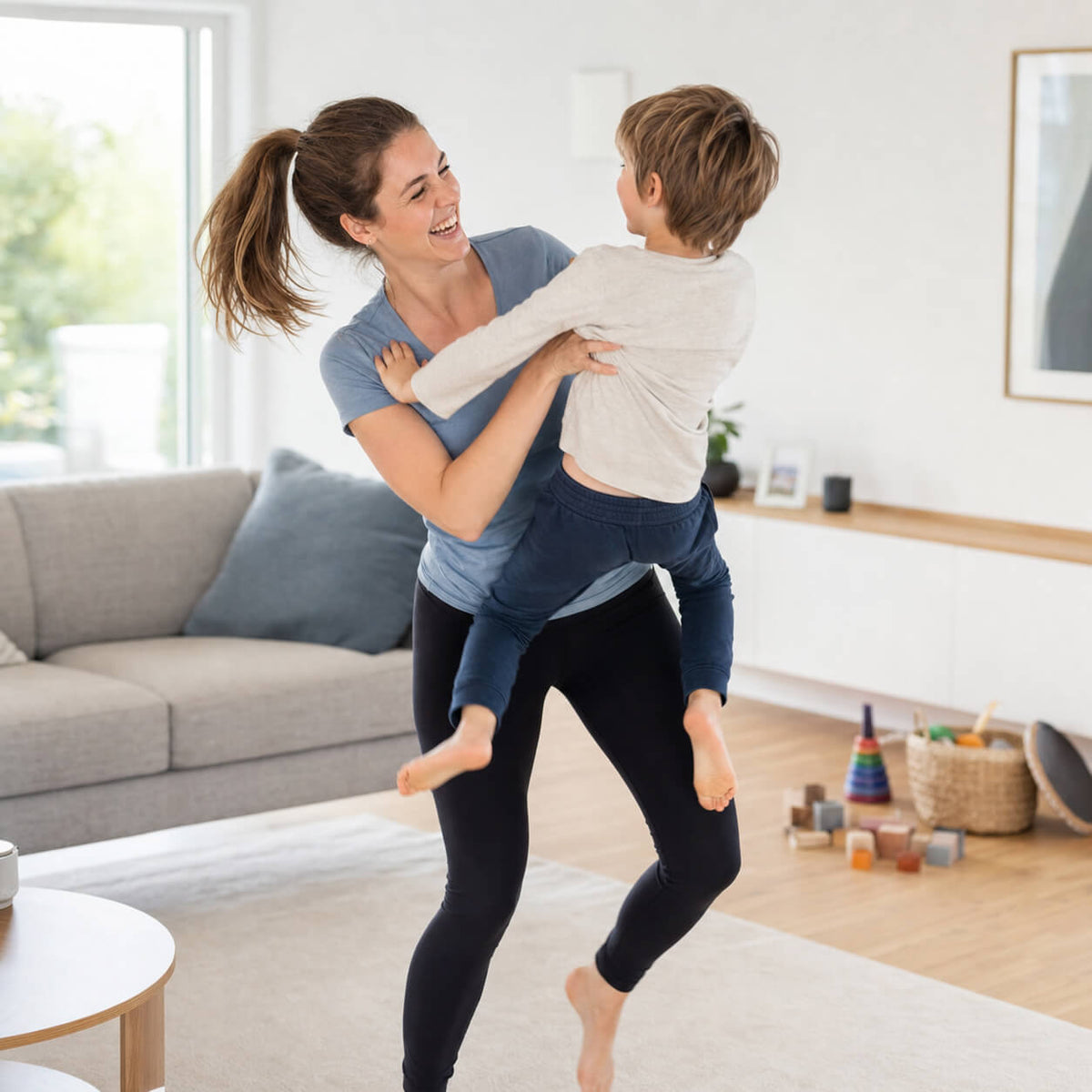 Mor leger energisk med sit barn