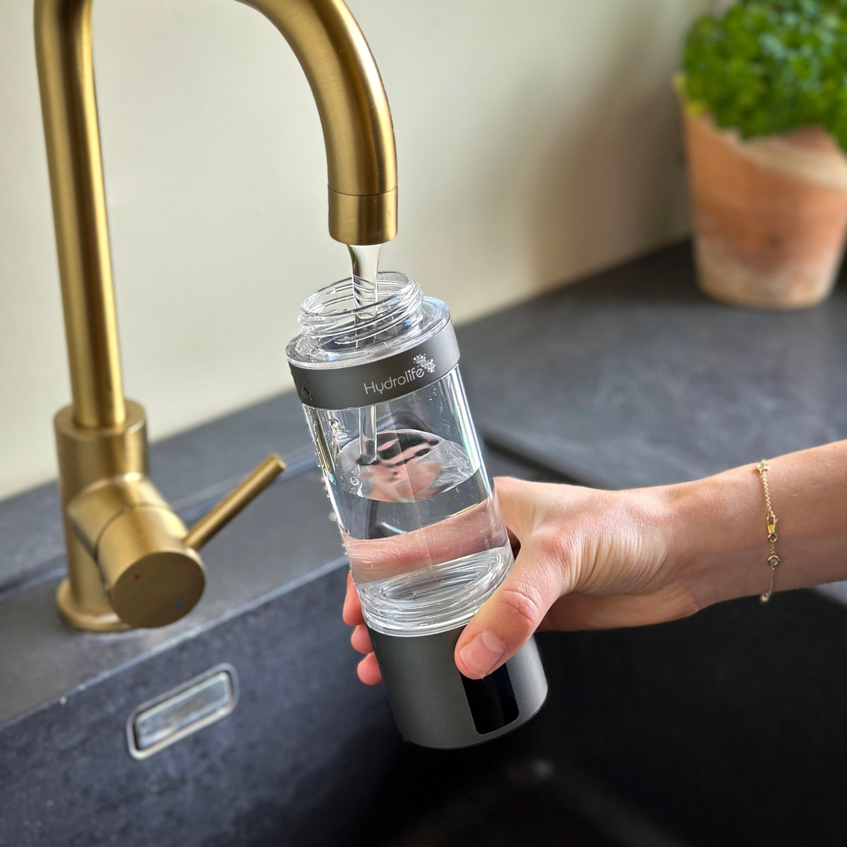 HydroBottle Pro fyldes med vand