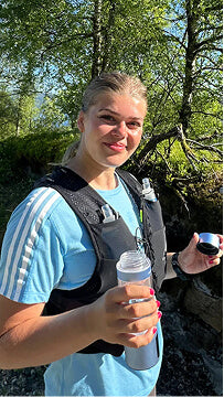 HydroLife ambassadør med flaske på gåtur