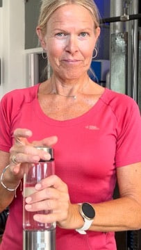HydroLife ambassadør Kathrin med flaske i fitness