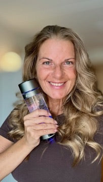 HydroLife ambassadør Karina med hydrogenflaske