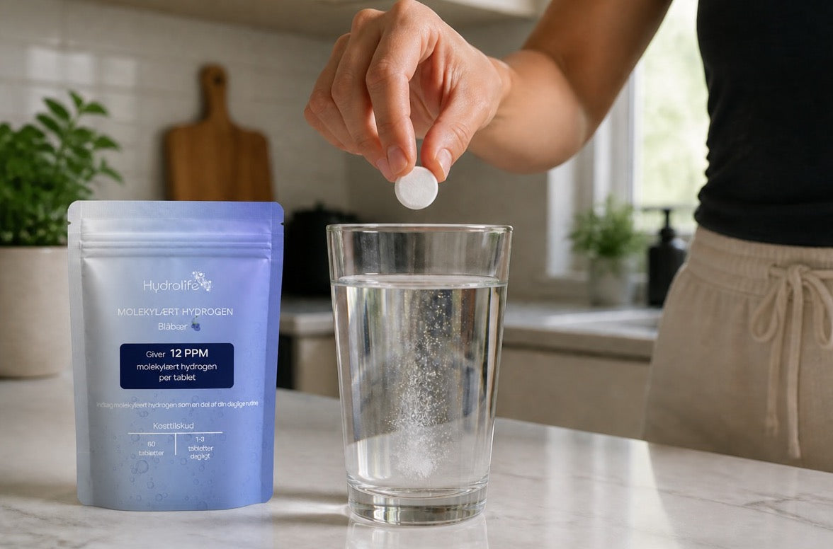 En HydroLife hydrogentablet lægges i et glas vand