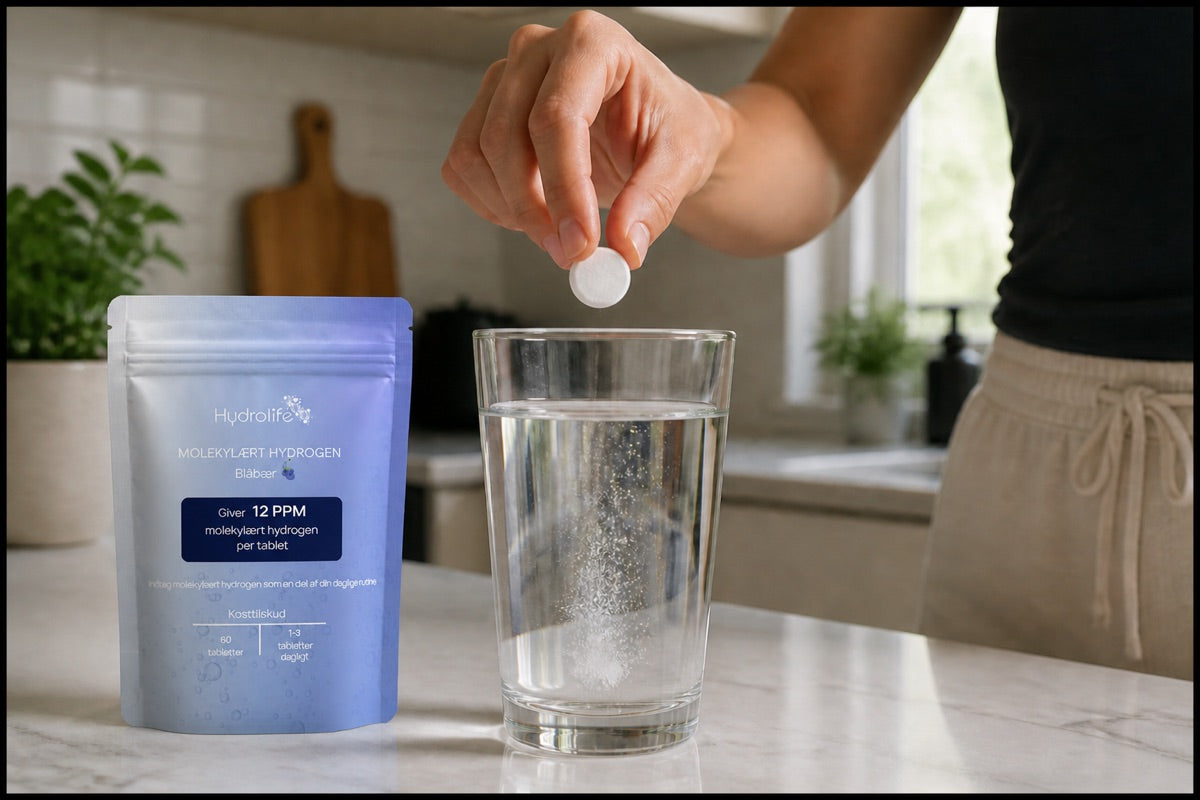 En HydroLife hydrogentablet lægges i et glas vand
